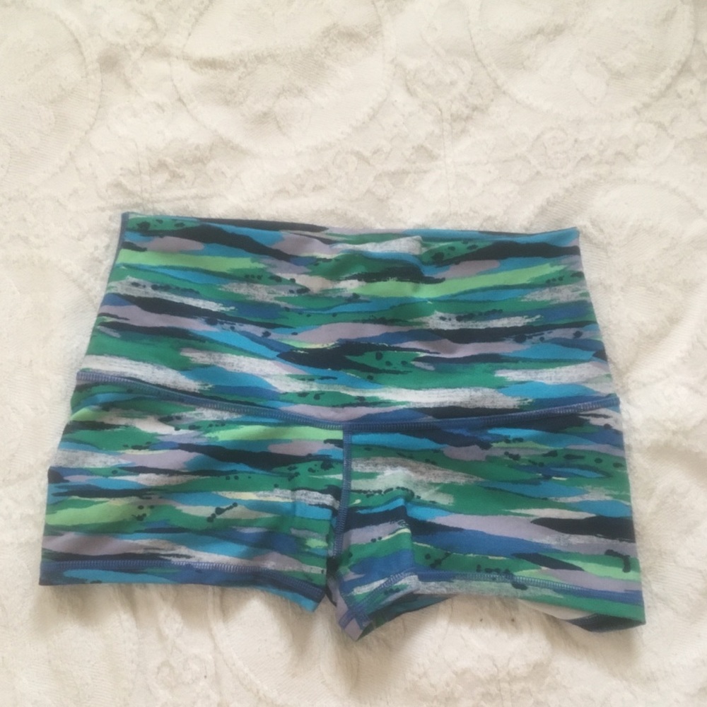 Lululemon 2.5” shorts in great condition